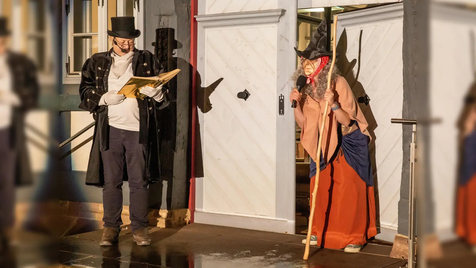Stadtführer Jürgen Fischer als Wilhelm Grimm mit Hexe (Foto: Stadt Uslar/Dreier)
