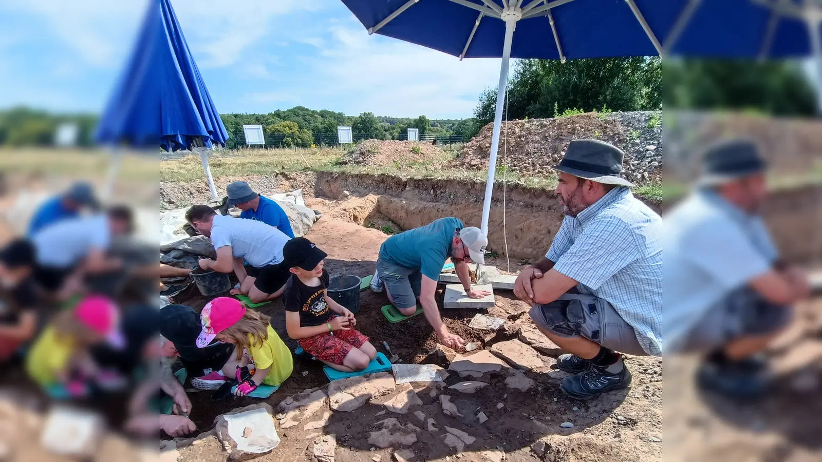 Mit Kelle und Kniebrett: Diesen verschütteten Keller legen Besucher in Höxter gemeinsam mit Stadtarchäologe Ralf Mahytka frei. (Foto: Huxarium Gartenpark Höxter)