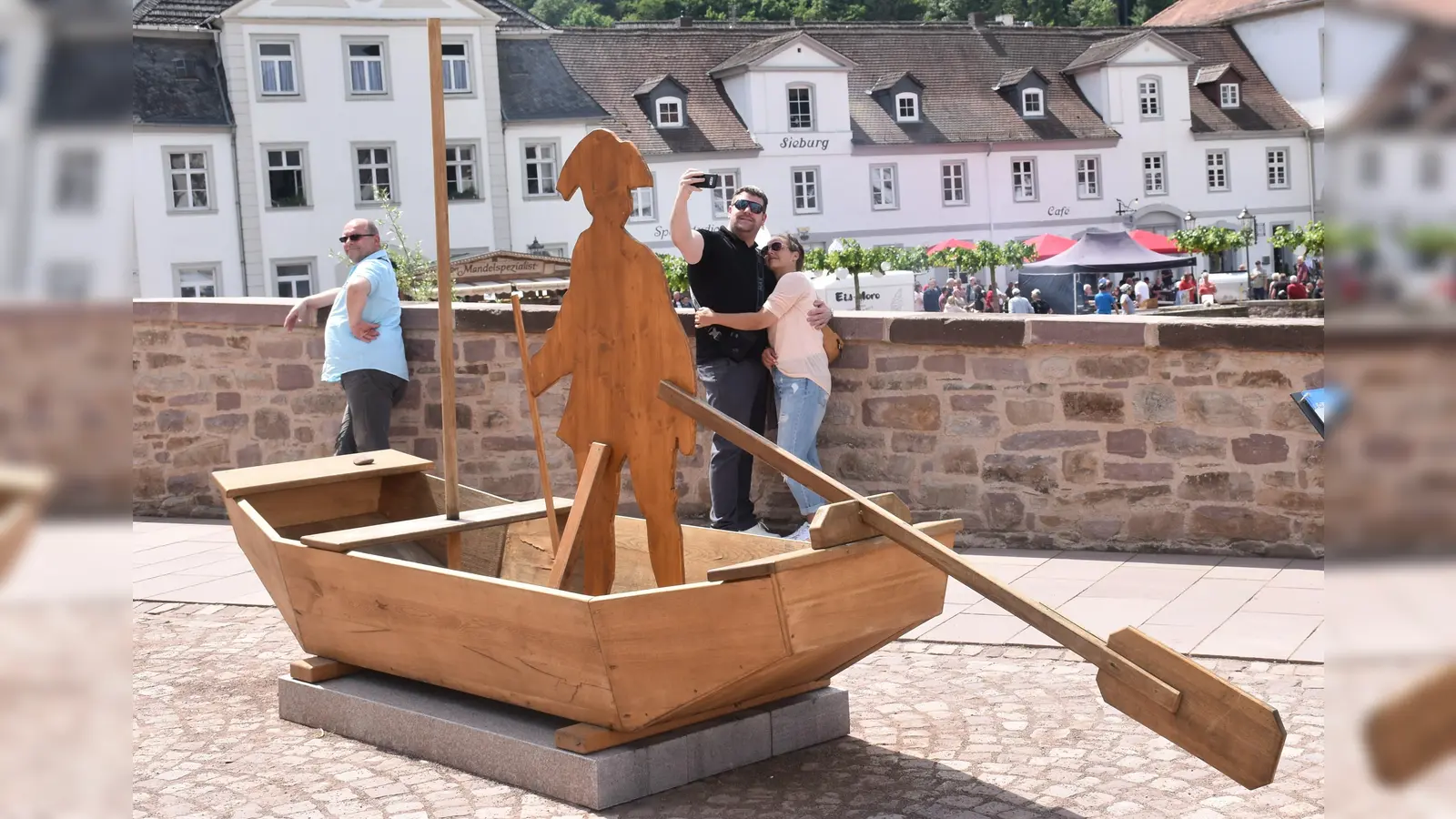 Zum Hafenfest ist um das barocke Hafenbecken viel los.  (Foto: Barbara Siebrecht)
