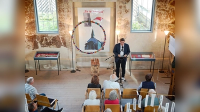 Bürgermeister Nicolas Aisch Begrüßt die Besucher der Ausstellung. (Foto: Christian Riefling)
