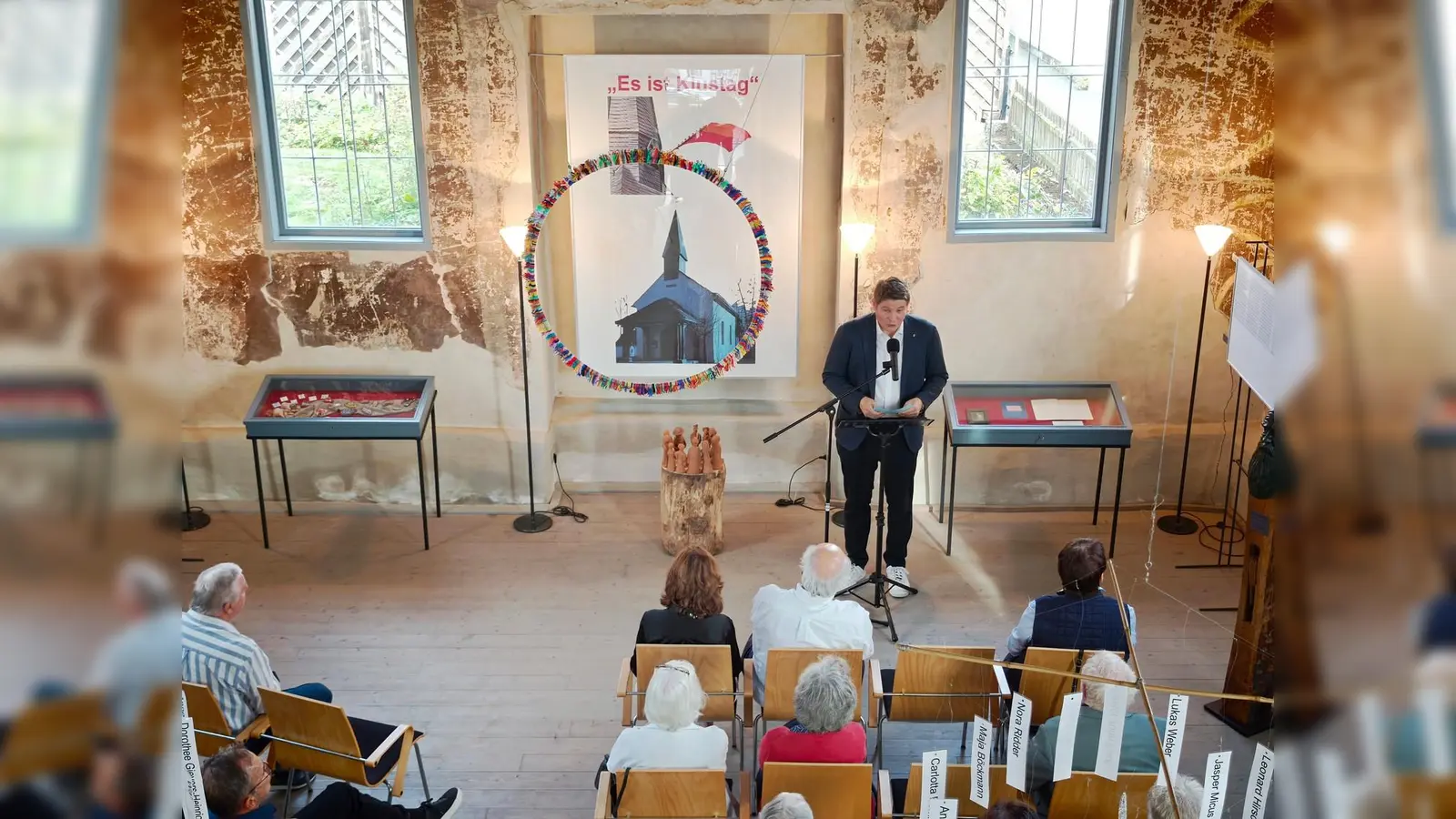 Bürgermeister Nicolas Aisch Begrüßt die Besucher der Ausstellung. (Foto: Christian Riefling)