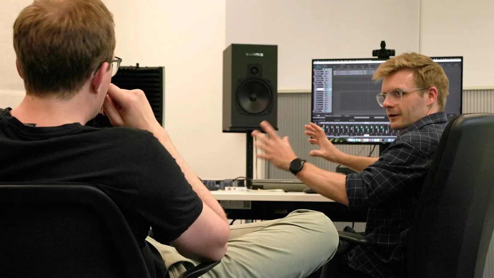 Die Wissenschaftlier Stefan Balke und Simon Schwär von den AudioLabs in Erlangen besprechen im eigens eingerichteten Projektstudio die Aufnahmen des Tages. (Foto: Michael Fromme)