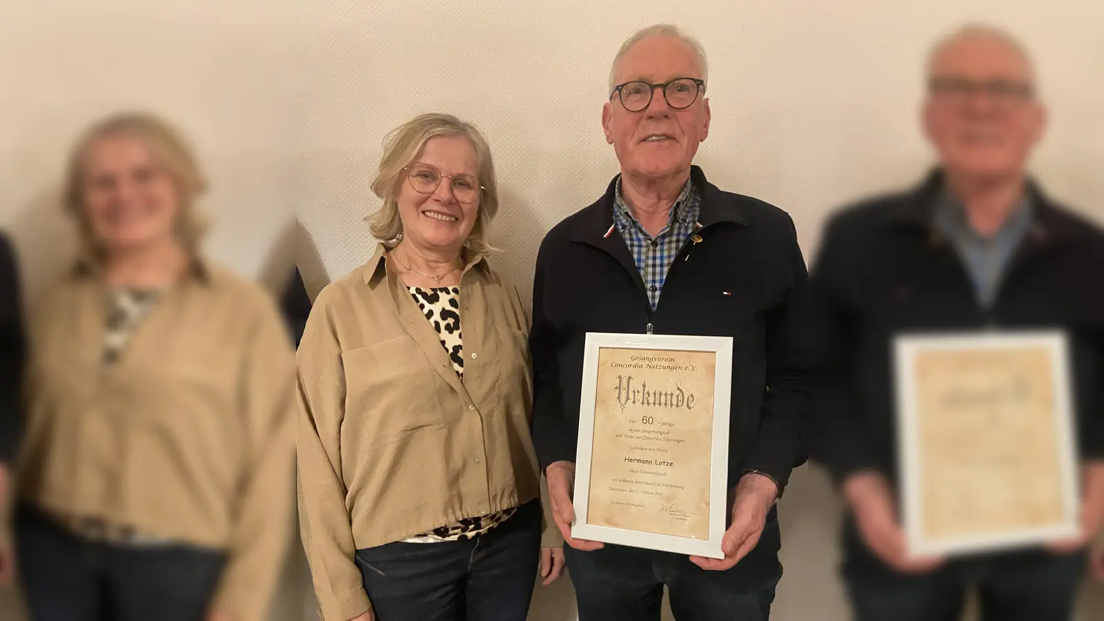 Die Vorsitzende Friederike Lotze mit Ehemann und Jubilar Hermann Lotze bei der Ehrung für seine 60-jährige Mitgliedschaft in der „Concordia“. (Foto: Concordia Natzungen / privat)