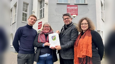 Der Landkreis Kassel unterstützt das Freiwilligenzentrum Region Kassel mit 5000 Euro. Unser Bild zeigt Torben Bennik (von links), Projektkoordinator FSSJ, Vizelandrätin Silke Engler, Geschäftsführer Frank Gerhold und Justyna Boll, Projektkoordinatorin FSSJ und AGH.  (Foto: Landkreis Kassel)