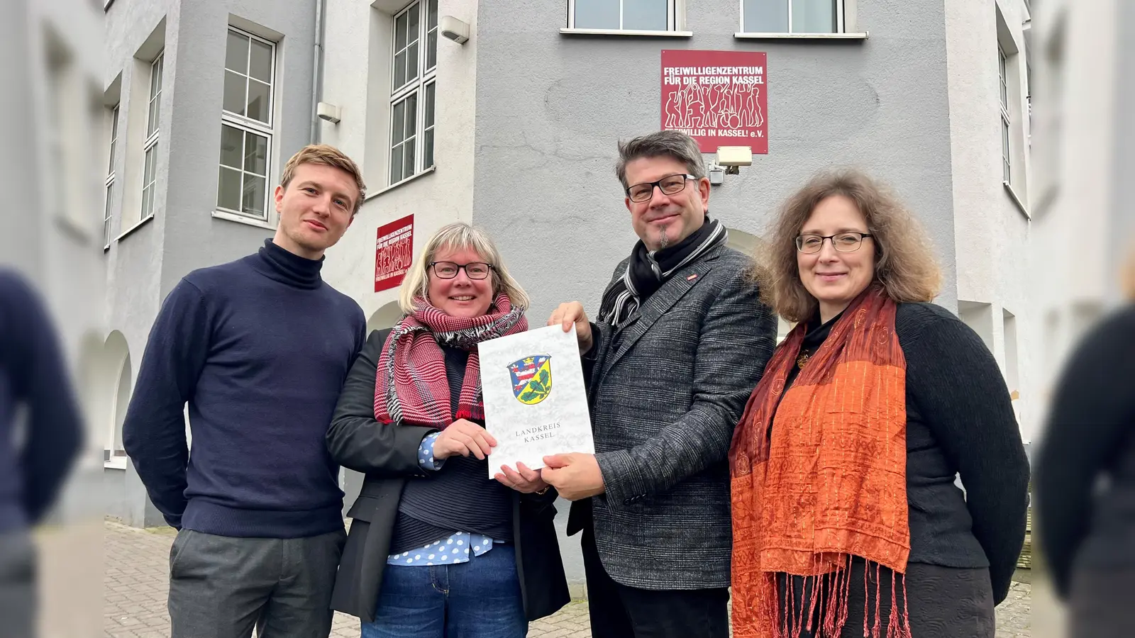 Der Landkreis Kassel unterstützt das Freiwilligenzentrum Region Kassel mit 5000 Euro. Unser Bild zeigt Torben Bennik (von links), Projektkoordinator FSSJ, Vizelandrätin Silke Engler, Geschäftsführer Frank Gerhold und Justyna Boll, Projektkoordinatorin FSSJ und AGH.  (Foto: Landkreis Kassel)