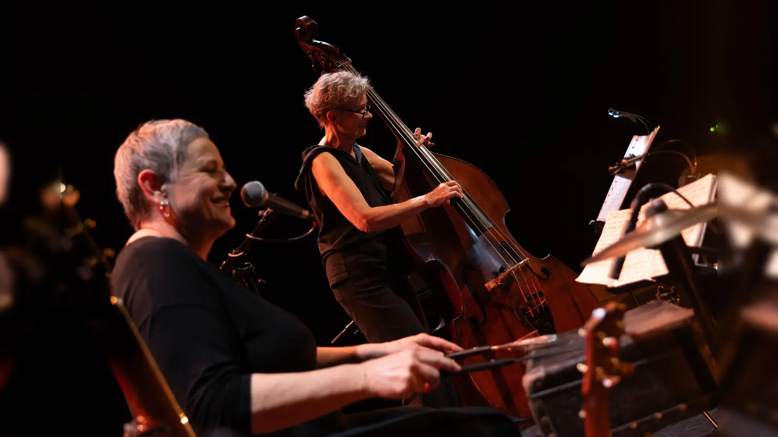 Alessandra Lupidi (vorn) und Anja Schimanski präsentieren sich voller Hingabe bei einem ihrer jüngsten Auftritte. (Foto: Christophe Monterlos)