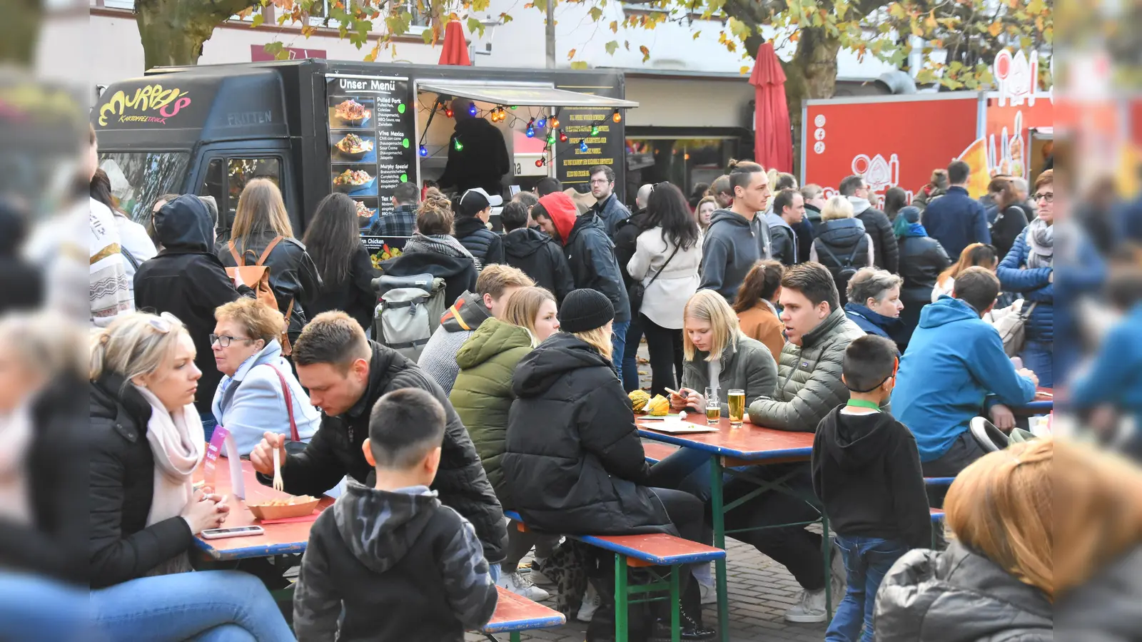 Die Schlemmermeile auf dem Marktplatz sorgte für einen großen Andrang.  (Foto: Peter Vössing)