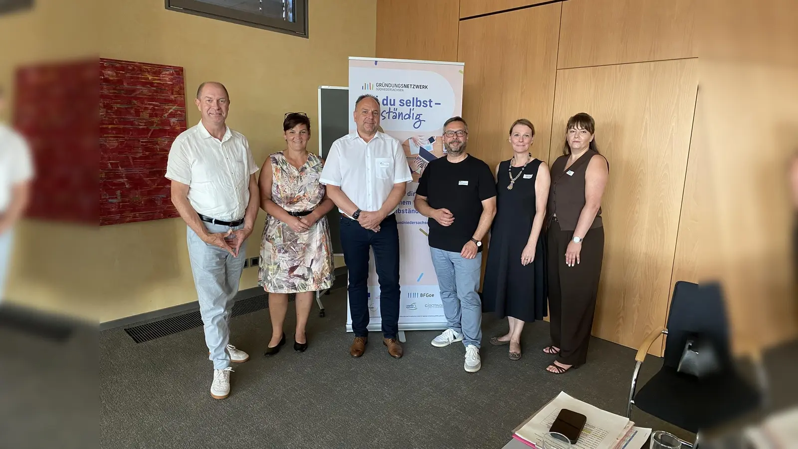 V.l.: Bernd Feddeck, Leiter der IHK-Geschäftsstelle Hildesheim, Nicole Christoph, Gründungs- und Nachfolgeberaterin der Wirtschaftsförderung, Landrat Michael Schünemann, Nicolas Westermeier, Leiter der Wirtschaftsförderung des Landkreises Holzminden, Cathrin Ahlborn (Gründungsnetzwerk Südniedersachsen) und Christina Weibert (Wirtschaftsförderung). (Foto: Landkreis Holzminden)