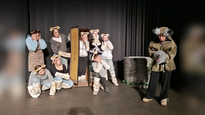 Der Wolf (Dilara Abaci) besucht die sieben Geißlein, nachdem die Mutter (Maja Leppert) sie vor ihm gewarnt hat. (Foto: Gesamtschule)