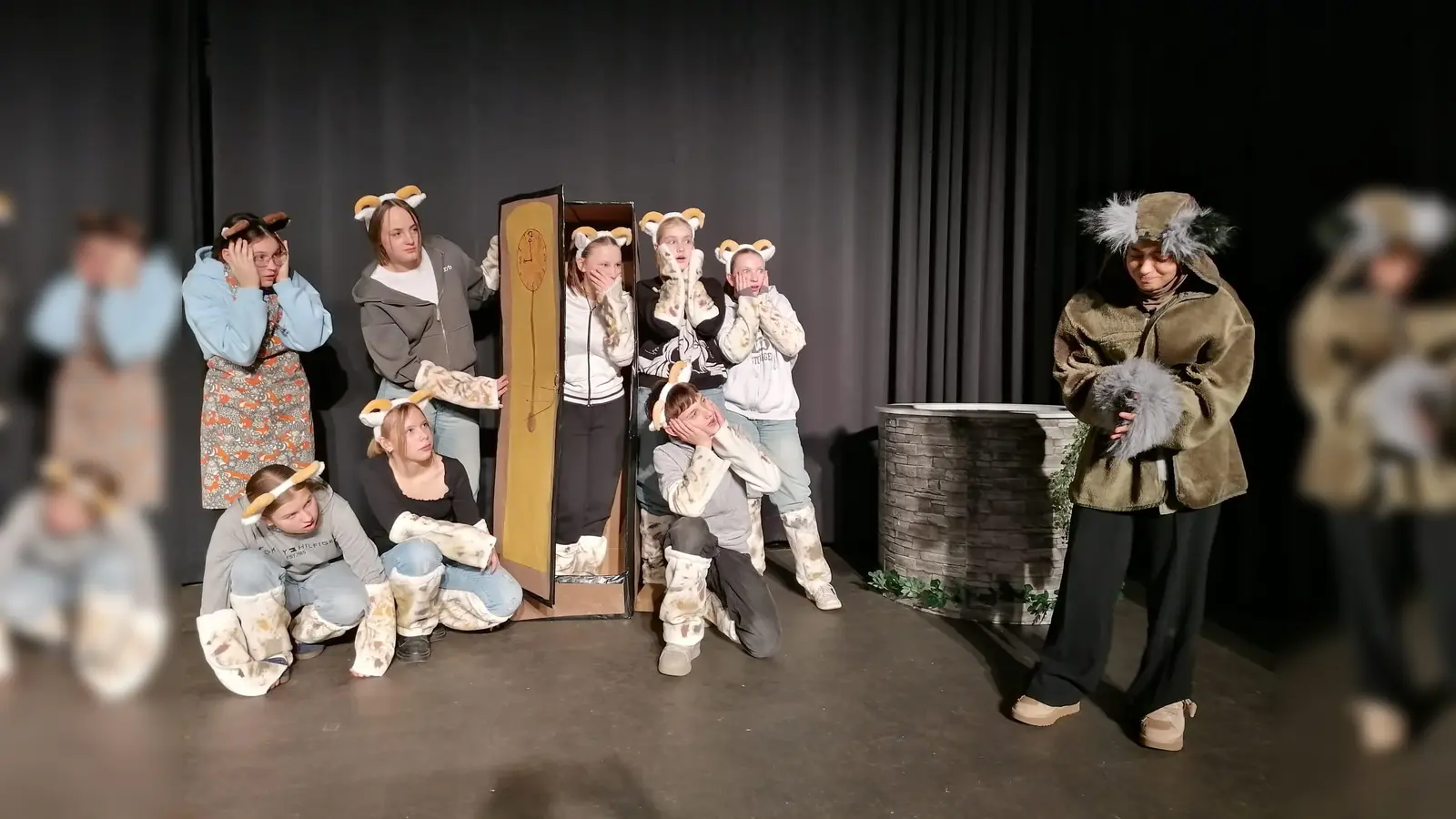 Der Wolf (Dilara Abaci) besucht die sieben Geißlein, nachdem die Mutter (Maja Leppert) sie vor ihm gewarnt hat. (Foto: Gesamtschule)