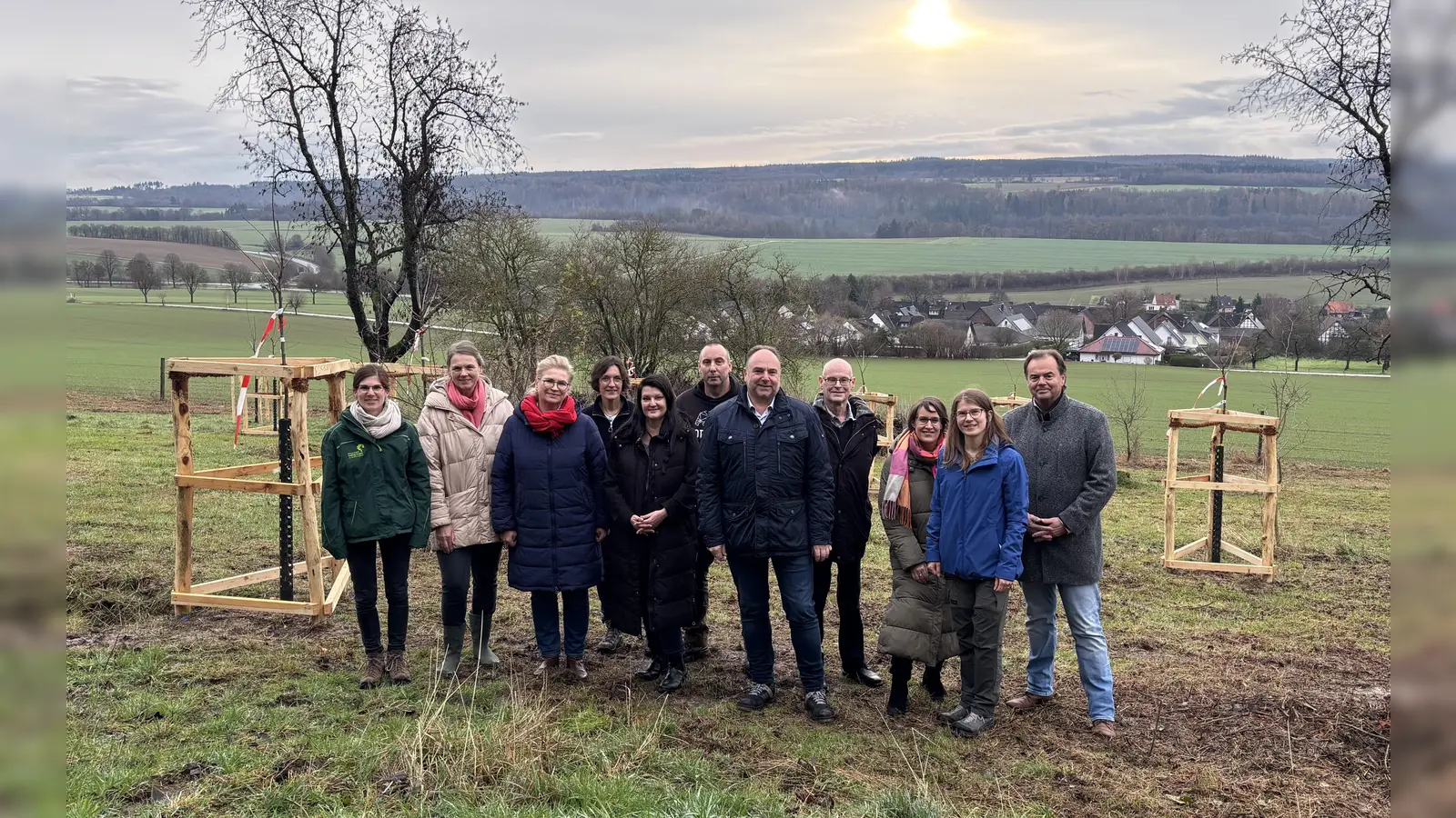 Auf der Streuobstwiese oberhalb von Lobach: (v.l.) Vera Kühlmann (Ökologische Station Solling-Vogler), Karin Farries (Naturschutzstiftung Landkreis Holzminden), Bettina zur Horst (Eigentümerin der Fläche), Marlies Zuidema (Naturschutzstiftung Landkreis Holzminden), Michaela Reinecke-Koller (Stadtmarketing Holzminden GmbH), Thorsten Öhls (Thorsten Öhls Gartengestaltung), Landrat Michael Schünemann, Jork zur Horst, Anja Kurth (ZEE), Tessa Harries (Landkreis Holzminden, Kreisentwicklung) und Willi Wittkopp (ZEE). (Foto: Landkreis Holzminden)