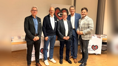 Dr. Martin Burschaper, Thomas Pottmeier (AOK NordWest), Jürgen Figiel (Deutschen Herzstiftung), Dr. Eckhard Sorges, und Bürgermeister Tino Wenkel (Foto: Stadt Beverungen )