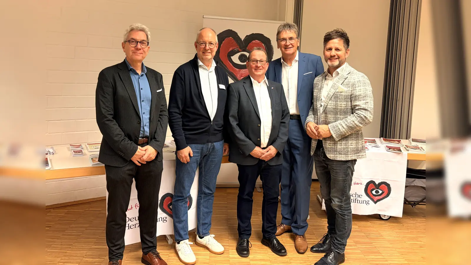 Dr. Martin Burschaper, Thomas Pottmeier (AOK NordWest), Jürgen Figiel (Deutschen Herzstiftung), Dr. Eckhard Sorges, und Bürgermeister Tino Wenkel (Foto: Stadt Beverungen )