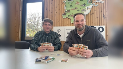 V.l.: Ludwig Brügger und Heiko Böddeker haben bereits ihre Freude am Dorf-Quartett. (Foto: GfW im Kreis Höxter mbH)