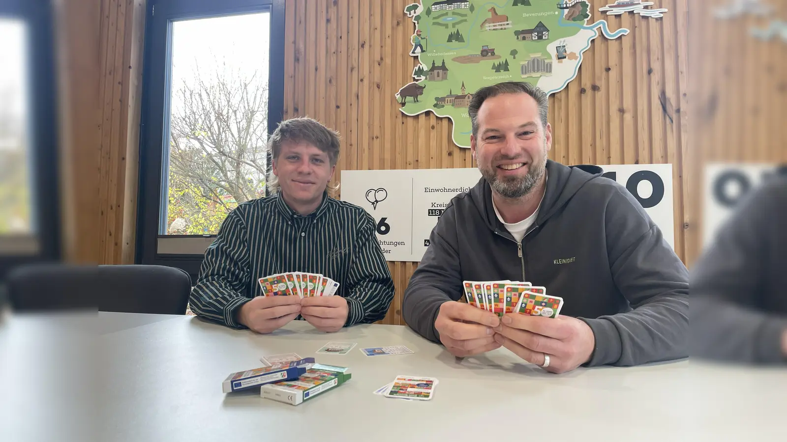 V.l.: Ludwig Brügger und Heiko Böddeker haben bereits ihre Freude am Dorf-Quartett. (Foto: GfW im Kreis Höxter mbH)