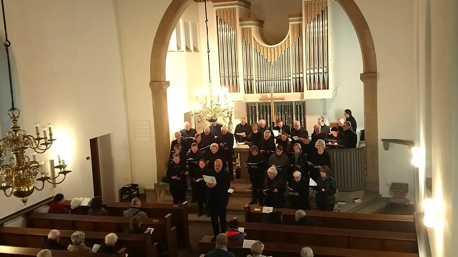 Der Chor der Evangelischen Kirchengemeinde Marsberg und der Kirchenchor Bad Driburg-Altenbeken gestalteten das Passionsgedenken am Karfreitag. (Foto: Doris Dietrich)