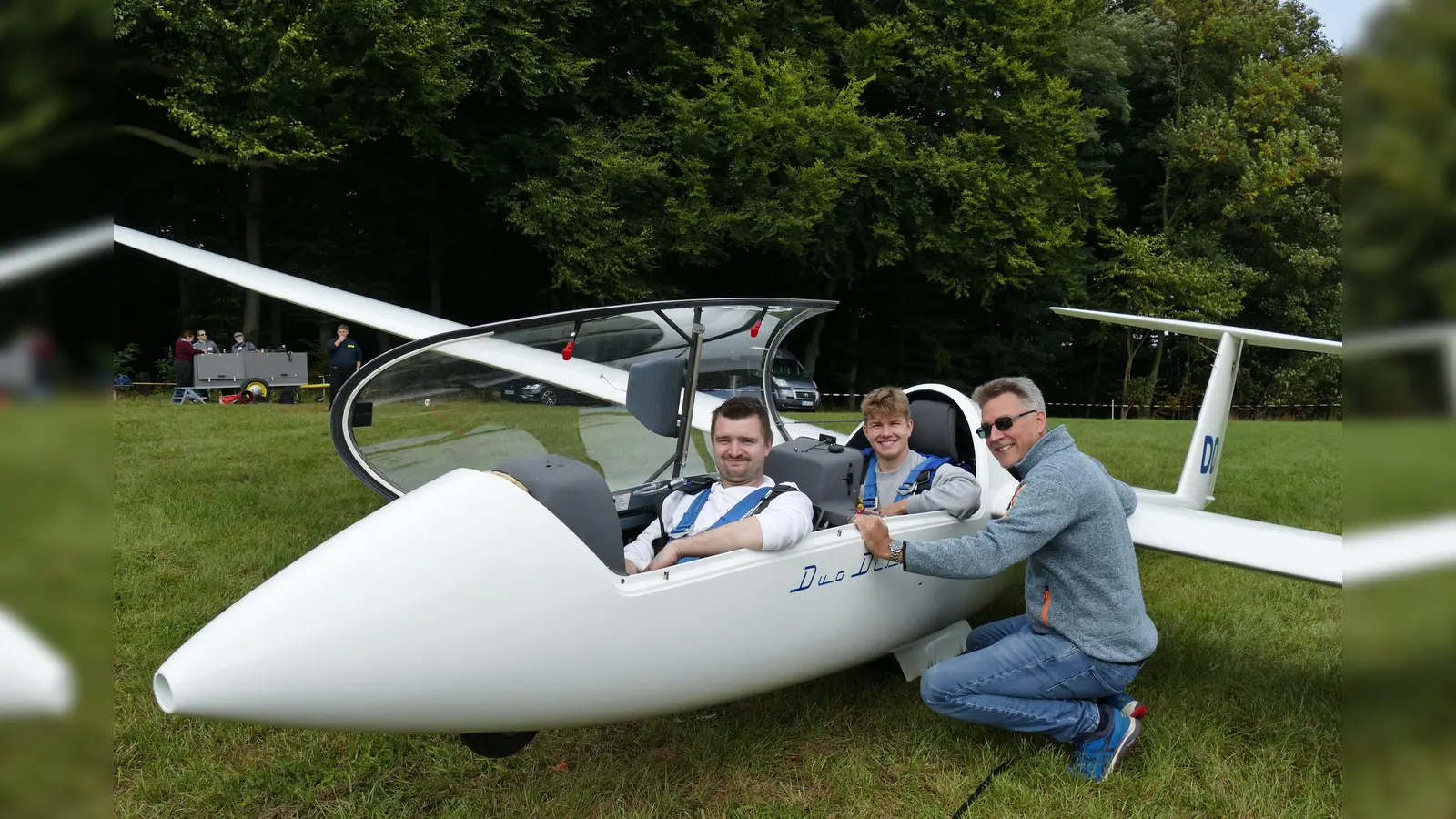 V.l.: Pilot Lorenz „Lolo“ Wierhake mit einem Fluggast und Denis Husemann, 2. Vorsitzender des Vereins. (Foto: privat)