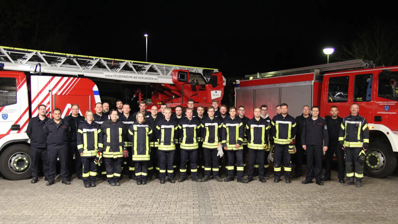 Die Ausbilder (v.l.) Felix Vorwick, Jörg Hartung, Jörn George sowie v.r. die Ausbilder Mario Bönning, Jürgen Blume und der Leiter der Feuerwehr Sebastian Ewen mit dem Lehrgangsleiter Jürgen Vorwick sowie in der Mitte alle Lehrgangsteilnehmer der Feuerwehren Beverungen, Brakel und Höxter. (Foto: Feuerwehr)