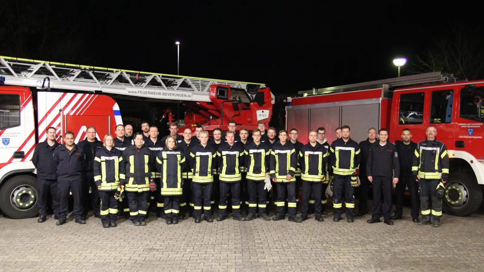 Die Ausbilder (v.l.) Felix Vorwick, Jörg Hartung, Jörn George sowie v.r. die Ausbilder Mario Bönning, Jürgen Blume und der Leiter der Feuerwehr Sebastian Ewen mit dem Lehrgangsleiter Jürgen Vorwick sowie in der Mitte alle Lehrgangsteilnehmer der Feuerwehren Beverungen, Brakel und Höxter. (Foto: Feuerwehr)