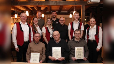 Vorne (sitzend v.l.) Bernhard Kukuk, Reinhard Pape, Markus Gerdes. Hinten (stehend v.l.) : Martin Rieckmann, Claudia Armbrecht, Moritz Rochell, Maja Rodenberg, Martin Happe, Markus Meyer, Clemens Gerdes und Hanna Weitzenbürger. (Foto: privat)