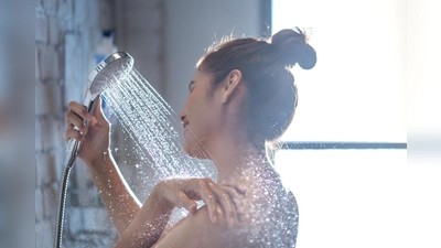 Legionellen wachsen bei Temperaturen zwischen 25 und 55 Grad Celsius in der Trinkwasseranlage und werden durch vernebeltes Wasser übertragen, wenn sie beispielsweise beim Duschen eingeatmet werden. (Foto: DJD/Minol/Getty Images/torwai)