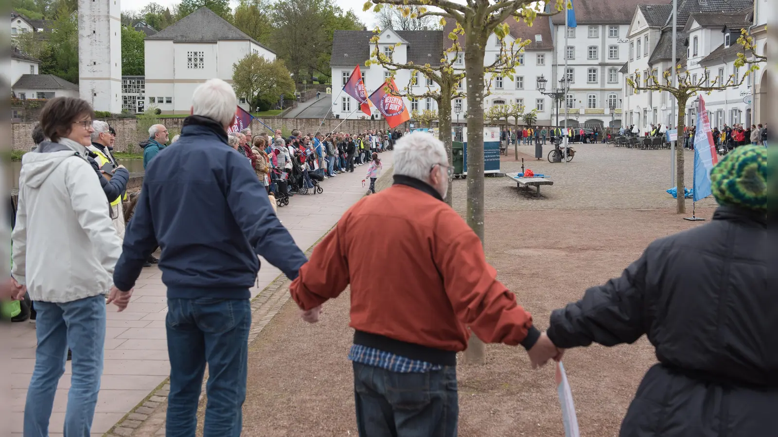 Die Menschenkette für Demokratie, Vielfalt, Toleranz und Freiheit umfasste den Rathausplatz. (Foto: Barbara Siebrecht)