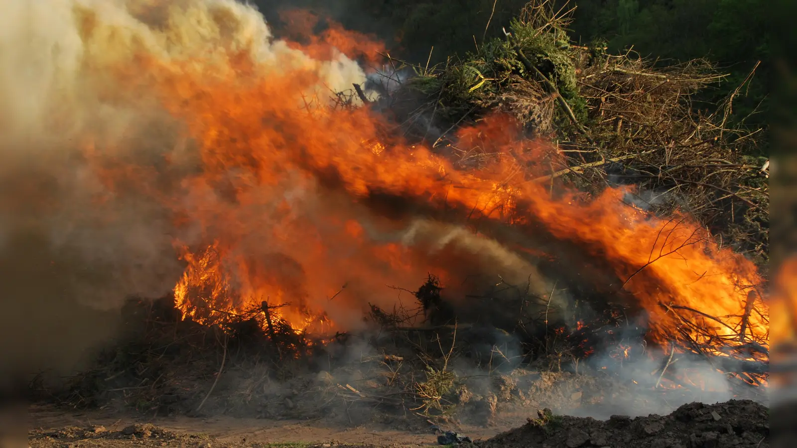 Osterfeuer sind eine schöne Tradition.  (Foto: Barbara Siebrecht)