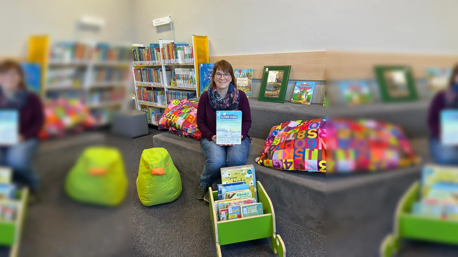 Nicole Raabe mit dem Buch aus dem die Kinder vorgelesen bekommen. Nach langer Pause freut sich das gesamte Team der Stadtbücherei auf die nächste Vorlesestunde. (Foto: Stadt Höxter)