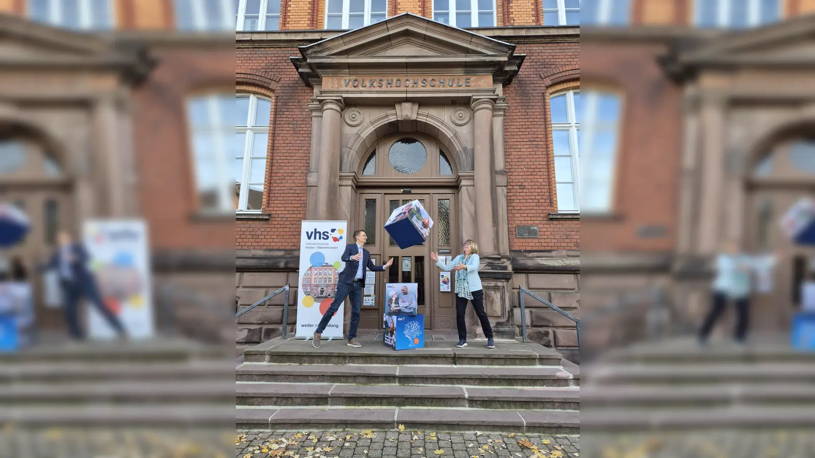 Bildung liegt in der Luft: VHS-Leiter Mario Hildebrandt und die stellvertretende Leiterin Dr. Claudia Gehle haben das neue Programm mit 241 Kursangeboten geplant (Foto: Marc Otto)