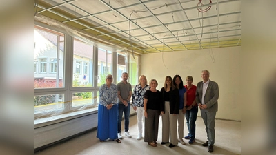 Der Umbau der ehemaligen Kindertagesstätte zur Offenen Ganztagsschule in Ottbergen macht gute Fortschritte. Bei einer gemeinsamen Baubegehung verschafften sich die Projektbeteiligten einen Eindruck vom aktuellen Stand der Arbeiten. (v.l.) Baudezernentin Julia Gogrewe, Ahmad Abdullah (Abteilung Hochbau), Nadine Pult (Abteilung Schulen), Schulleiterin Claudia Redemann, Sandra Hake (Projekt Begegnung), Sarah Austermühl (Projekt Begegnung), Abteilungsleiterin Claudia Pelz-Weskamp (Abteilung Schulen, Bücherei und Sport) sowie der Allgemeine Vertreter Stefan Fellmann. (Foto: Stadt Höxter)