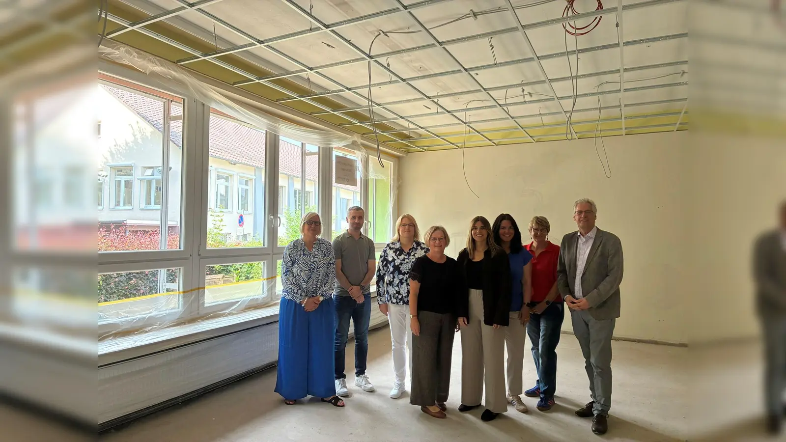 Der Umbau der ehemaligen Kindertagesstätte zur Offenen Ganztagsschule in Ottbergen macht gute Fortschritte. Bei einer gemeinsamen Baubegehung verschafften sich die Projektbeteiligten einen Eindruck vom aktuellen Stand der Arbeiten. (v.l.) Baudezernentin Julia Gogrewe, Ahmad Abdullah (Abteilung Hochbau), Nadine Pult (Abteilung Schulen), Schulleiterin Claudia Redemann, Sandra Hake (Projekt Begegnung), Sarah Austermühl (Projekt Begegnung), Abteilungsleiterin Claudia Pelz-Weskamp (Abteilung Schulen, Bücherei und Sport) sowie der Allgemeine Vertreter Stefan Fellmann. (Foto: Stadt Höxter)
