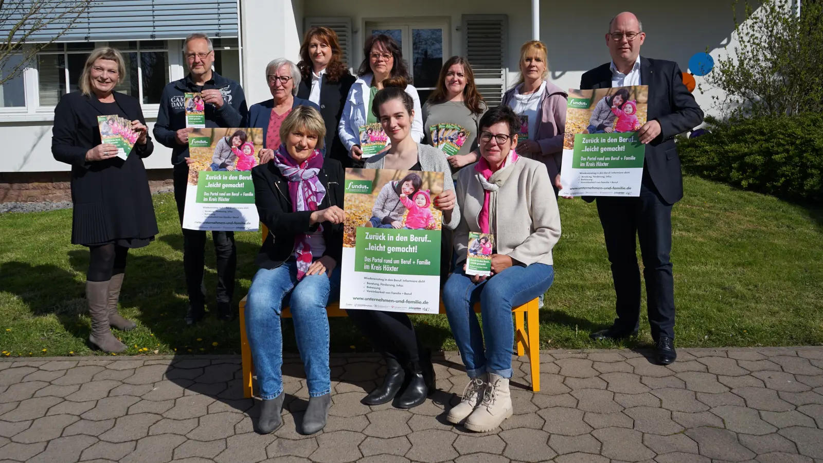 Die Webseite Unternehmen und Familie wartet mit einem umfassenden Serviceangebot auf. Darüber freuen sich (hinten von links): Simone Wils (Arbeitsagentur Höxter-Paderborn), Oliver Verhoeven (Geschäftsführer „fundus“), Ulrike Rustemeier (Gleichstellungsbeauftragte Stadt Bad Driburg), Britta Bohr (Jobcenter Kreis Höxter), Christiane Klare (Gleichstellungsbeauftragte Stadt Beverungen), Lina Palamarcuk (stellvertretende Gleichstellungsbeauftragte Stadt Brakel), Ulrike Nolte (Gleichstellungsbeauftragte Stadt Brakel), Michael Stolte (Geschäftsführer Gesellschaft für Wirtschaftsförderung Kreis Höxter) sowie (vorne von links) Claudia Pelz-Weskamp (Gleichstellungsbeauftragte Stadt Höxter), Anna Lütkefend (Gleichstellungsbeauftragte Kreis Höxter) und Sabine Laudage (Gleichstellungsbeauftragte Stadt Warburg). (Foto: Kreis Höxter)