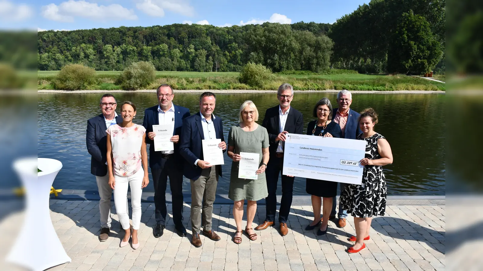 (v.l.) Pyrmonts Erster Stadtrat Guido Sievers, Anja Lippmann-Krüger(Klimaschutzagentur Weserbergland), Klaus Blome (Bürgermeister Bad Pyrmont),Hamelns Oberbürgermeister Claudio Griese, Staatssekretärin Dr. Bettina Hoffmann (BMUV), Kreisbaurat Ralf Buberti (Landkreis Holzminden), Dr. Jutta Klüber-Süßle (Bereichsleiterin Kreisentwicklung Landkreis Holzminden), Hameln erster Stadtrat Hermann Aden und Dr. Linda Hartmann (Klimaschutzmanagerin des Landkreis Holzminden)  (Foto: Landkreis Holzminden)