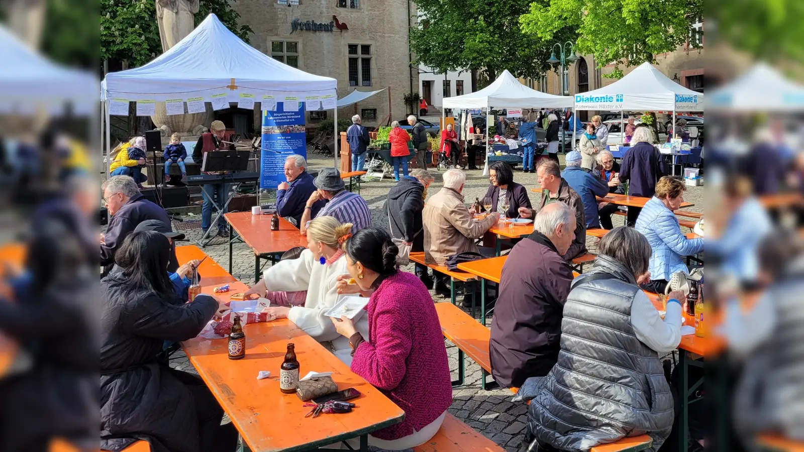 Nachhaltig einkaufen, gut essen, Zeit mit Freunden verbringen: Die Feierabendmärkte in Warburg kommen an. Zum ersten Feierabendmarkt in diesem Jahr laden die Hansestadt Warburg und die Bürgerinitiative Lebenswertes Bördeland &amp; Diemeltal am 15. Mai auf den Altstadtmarkt ein. (Foto: BI Lebenswertes Bördeland & Diemeltal)