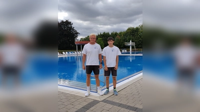 Schwimmmeister Alexander Klaus und Azubi Sam Wederhake machen das Bad demnächst winterfest.  (Foto: Barbara Siebrecht)
