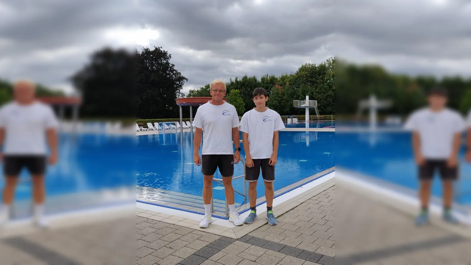 Schwimmmeister Alexander Klaus und Azubi Sam Wederhake machen das Bad demnächst winterfest.  (Foto: Barbara Siebrecht)