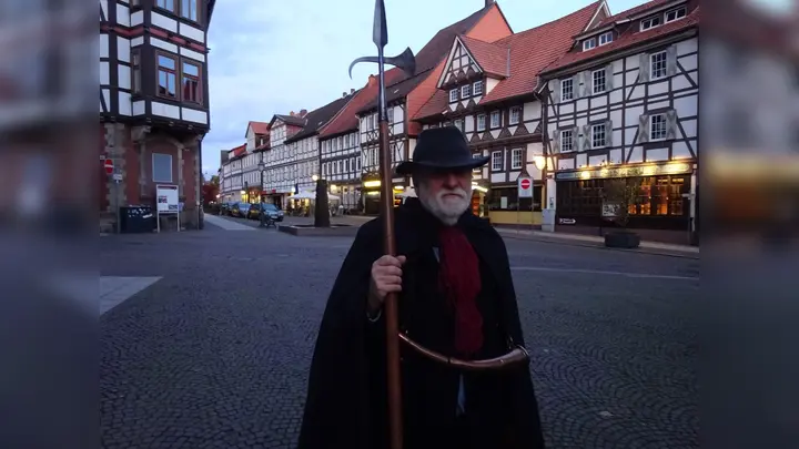 Dr. Schäfer als Nachtwächter. (Foto: Touristik-Information Uslar)