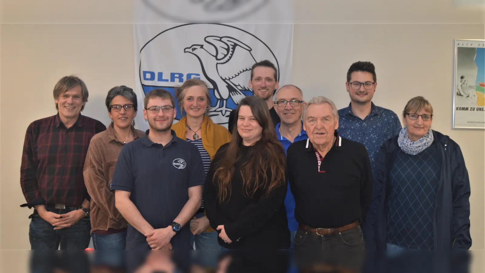 Der neue Vorstand der DLRG Hofgeismar. (V.l.) 1. Vorsitzender Dirk Schneider, Beauftragte Einlass Christina Gerhardt, Technischer Leiter Jonas Böttner, Schriftführerin Sandra Schmedes, Beisitzerin Marie Kristin Reubert, Beisitzer Martin Reitz, Beisitzer Achim Janowsky, Ehrenmitglied und Beauftragter Julius Lieber, stellvertretender Vorsitzender Jonathan Friedrich und Schatzmeisterin Claudia Schneider.<br> (Foto: DLRG)