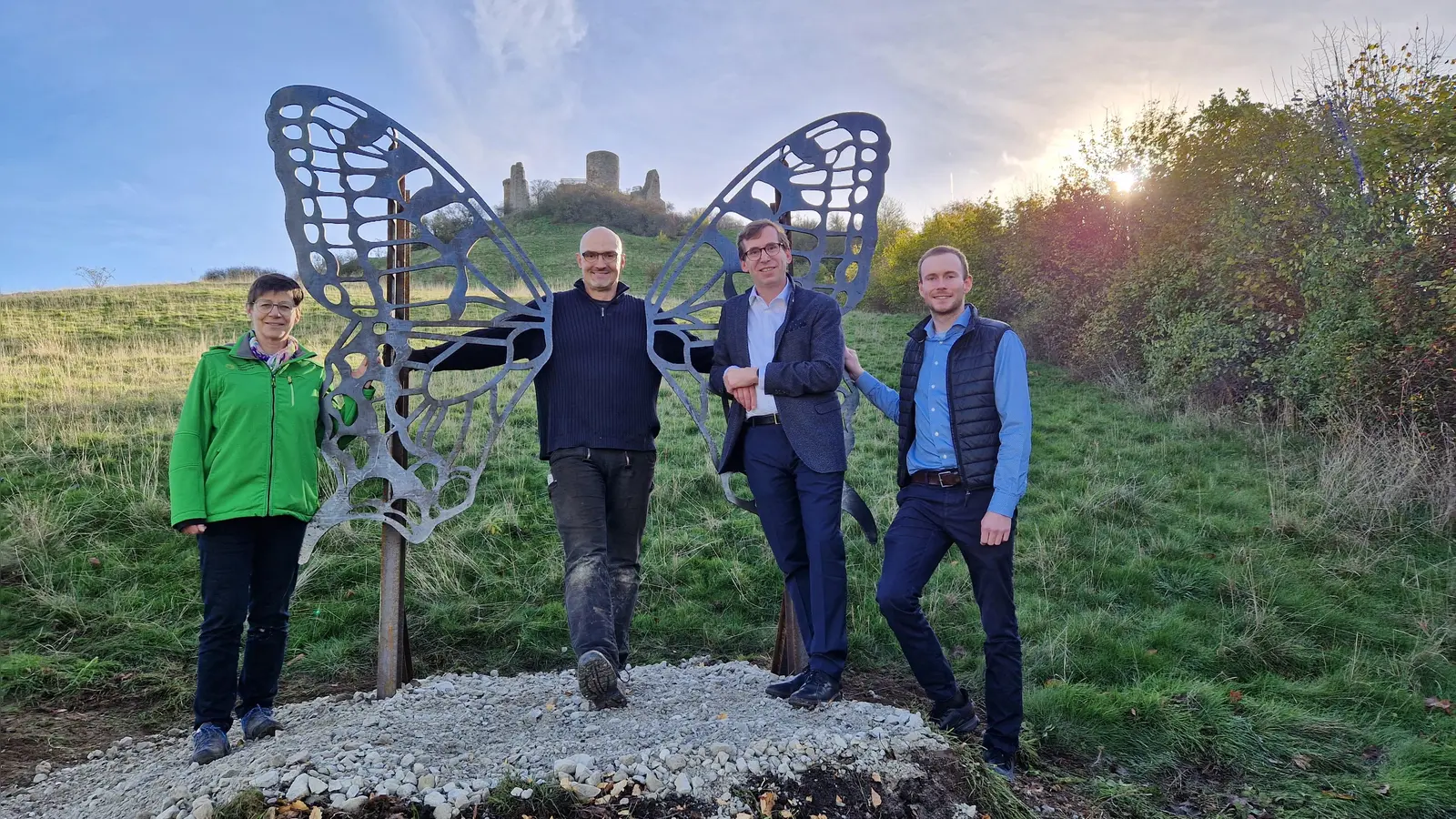 Birgit Hübner (Geschäftsführerin Naturpark Teutoburgerwald/Eggegebirge), Hans Kordes (Maschinenbautechniker und freischaffender Künstler), Bürgermeister Tobias Scherf und Lucas Simon (Touristiker der Hansestadt Warburg). (Foto: Stadt Warburg)