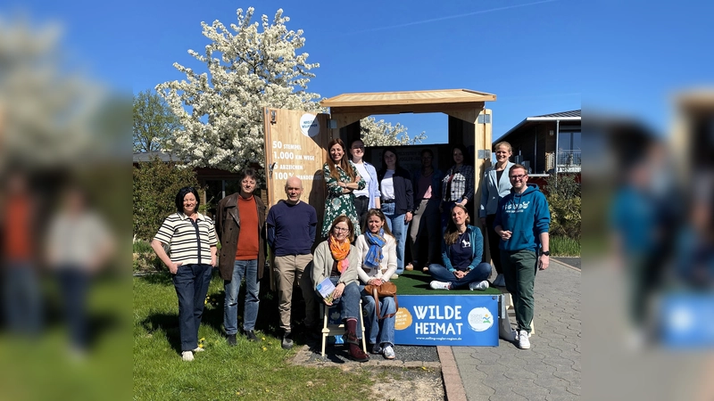  Die 14 Touristiker der Solling Vogler Region machten sich ein eigenes Bild vom neuen begehbaren XXL Stempelkasten „Stempelino“. (Foto: SVR)