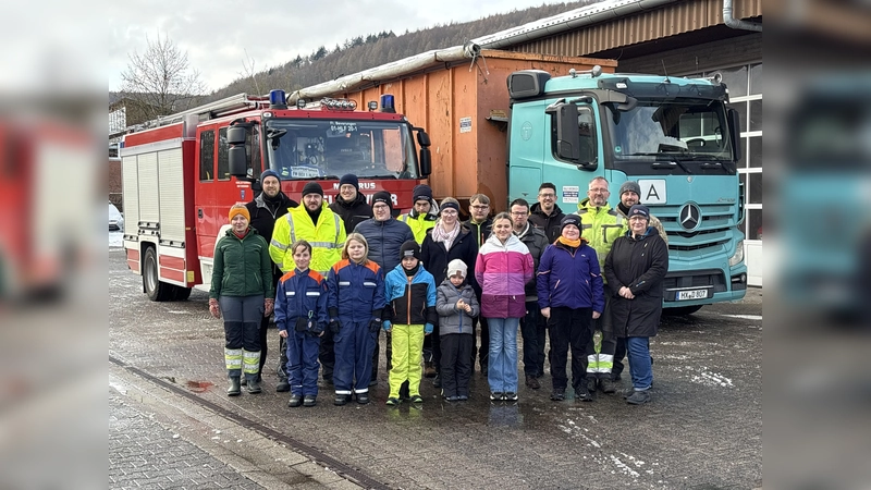 Starkes Team nach getaner Arbeit: Die Helfer der Tannenbaumaktion vor dem HLF und dem LKW der Firma Diedrich. (Foto: FFW Alexander Bönning)