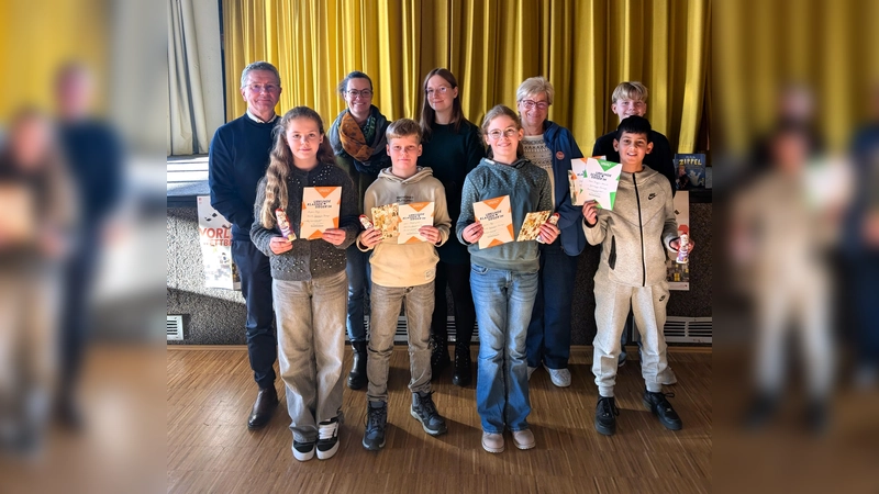 Schulleiter Benedikt Marpert (hinten, v. l.) , Organisatorin Kristina Horstmann, Maja Köllinger, Andrea Vrsaljko (Lesbar), Vorjahressieger Lasse Denk (7b) vorne Alijana Brulic (6a), Louis Möcklinghoff (6a), Luisa Böker (6b) und Sieger Maher Aliyaan Ahmed (6b).  (Foto: Gymnasium Beverungen)