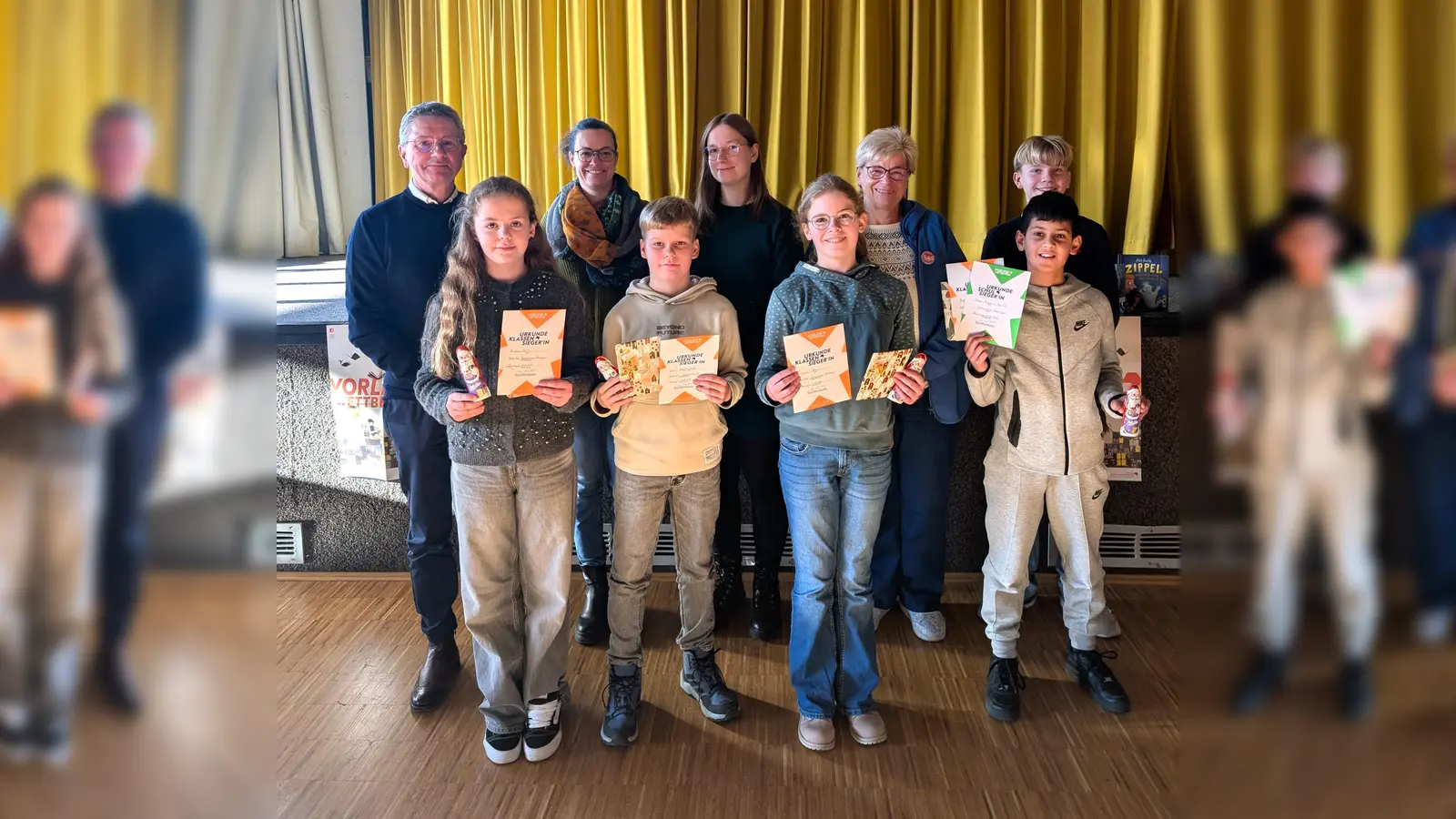Schulleiter Benedikt Marpert (hinten, v. l.) , Organisatorin Kristina Horstmann, Maja Köllinger, Andrea Vrsaljko (Lesbar), Vorjahressieger Lasse Denk (7b) vorne Alijana Brulic (6a), Louis Möcklinghoff (6a), Luisa Böker (6b) und Sieger Maher Aliyaan Ahmed (6b).  (Foto: Gymnasium Beverungen)