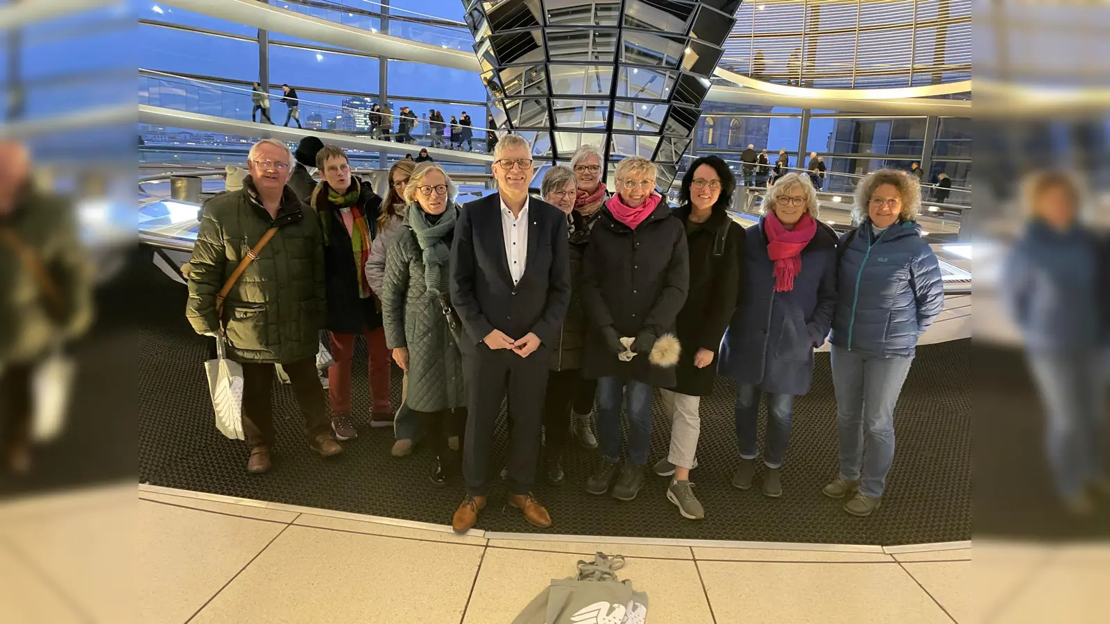 Die Mitglieder der Hospizgruppe mit dem heimischen Bundestagsabgeordneten Christian Haase. (Foto: privat)