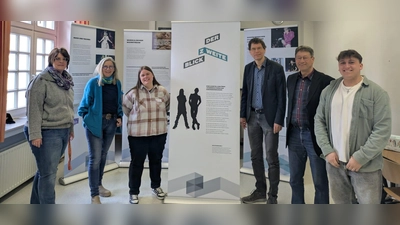 V.l.: Nicole Schroeder, Schulsozialarbeiterin an der Brede, Birgit Dellwig, Systemische Extremismusprävention Schulberatungsstelle Kreis Höxter, Mandy Steingrube, Integrationsagentur für Antidiskriminierungsarbeit beim Caritasverband e.V. für den Kreis Höxter, Schulleiter Dr. Matthias Koch, Joachim Bischoff, Vorsitzender des Fördervereins, und Tim Wetzler, Studierender Soziale Arbeit HAWK Holzminden (Foto: privat)