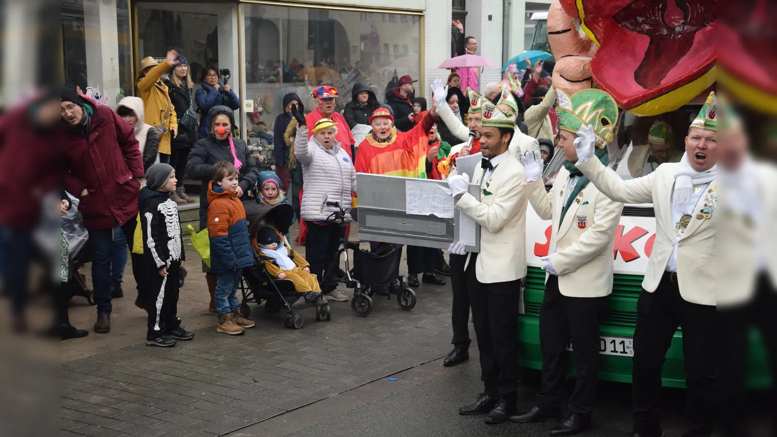 Steinheim kleidet sich in Karnevalsfarben. (Foto: Marc Otto)