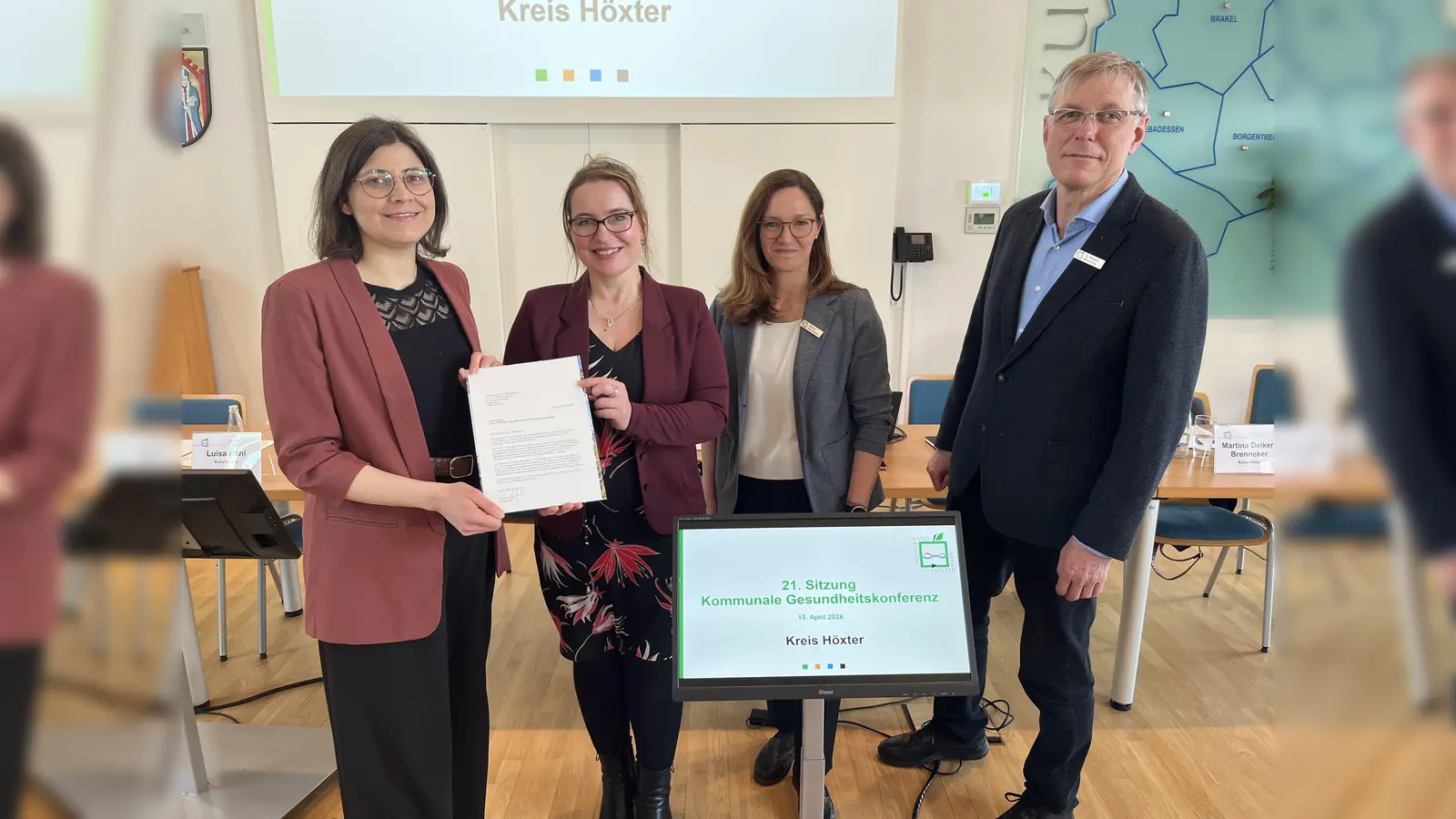 Der Kreis Höxter unterstützt das Projekt „LEX LOTSEN OWL“ der Deutschen Schlaganfall-Hilfe (v.l.): Vanessa Dreibrodt (Deutsche Schlaganfall-Hilfe), Kreisdirektorin Manuela Kupsch, Sabine Heinemann, Leiterin der Abteilung Gesundheitsvorsorge beim Kreis Höxter, und Dr. Ronald Woltering, Fachbereichsleiter der Abteilung Gesundheits- und Veterinärwesen. (Foto: Kreis Höxter)