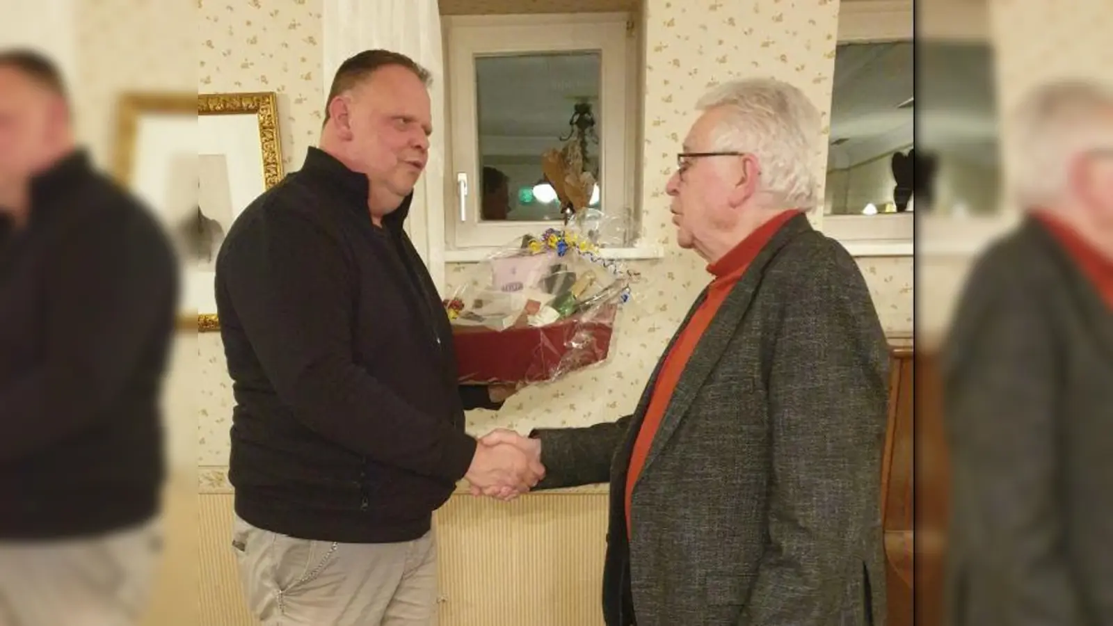 Der alte Vorsitzende Hans-Jürgen Oppermann (r.) gratuliert seinem Nachfolger Jörg Köhler.<br><br> (Foto: FDP Beverungen)