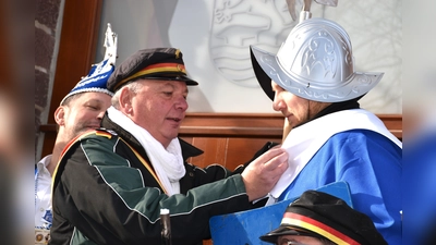 Der Bürgermeister von Lauenförde verlieh den ausgeliehenen Kämpen den Tapferkeitsorden.  (Foto: Barbara Siebrecht)