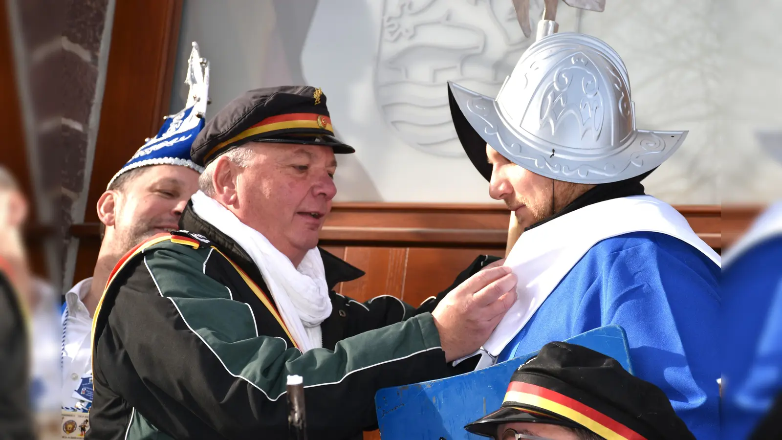 Der Bürgermeister von Lauenförde verlieh den ausgeliehenen Kämpen den Tapferkeitsorden.  (Foto: Barbara Siebrecht)